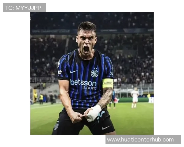 家中悠闲时光劳塔罗细致清理奖杯与MVP小雕像展现冠军风范